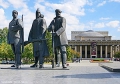 Как появилась перед Оперным группа товарищей во главе с Ильичом