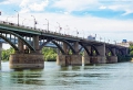 На Октябрьском мосту крушат тротуары